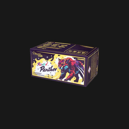 Startrade Painted Panter Verbundfeuerwerk – 50 Schuss im 30mm Kaliber mit 1800g NEM, Goldeffekten, buntem Dahlienfeuerwerk und Salut-Finale